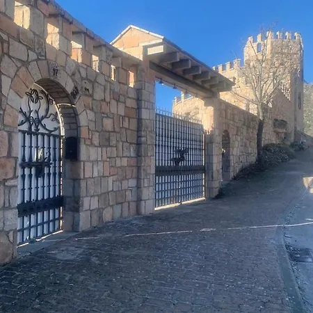 Magnifico Castillo Privado, Elevado En La Roca La Cabrera Exterior photo