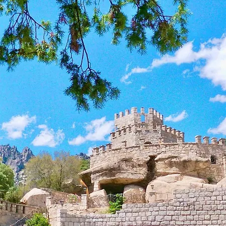 Magnifico Castillo Privado, Elevado En La Roca La Cabrera Exterior photo