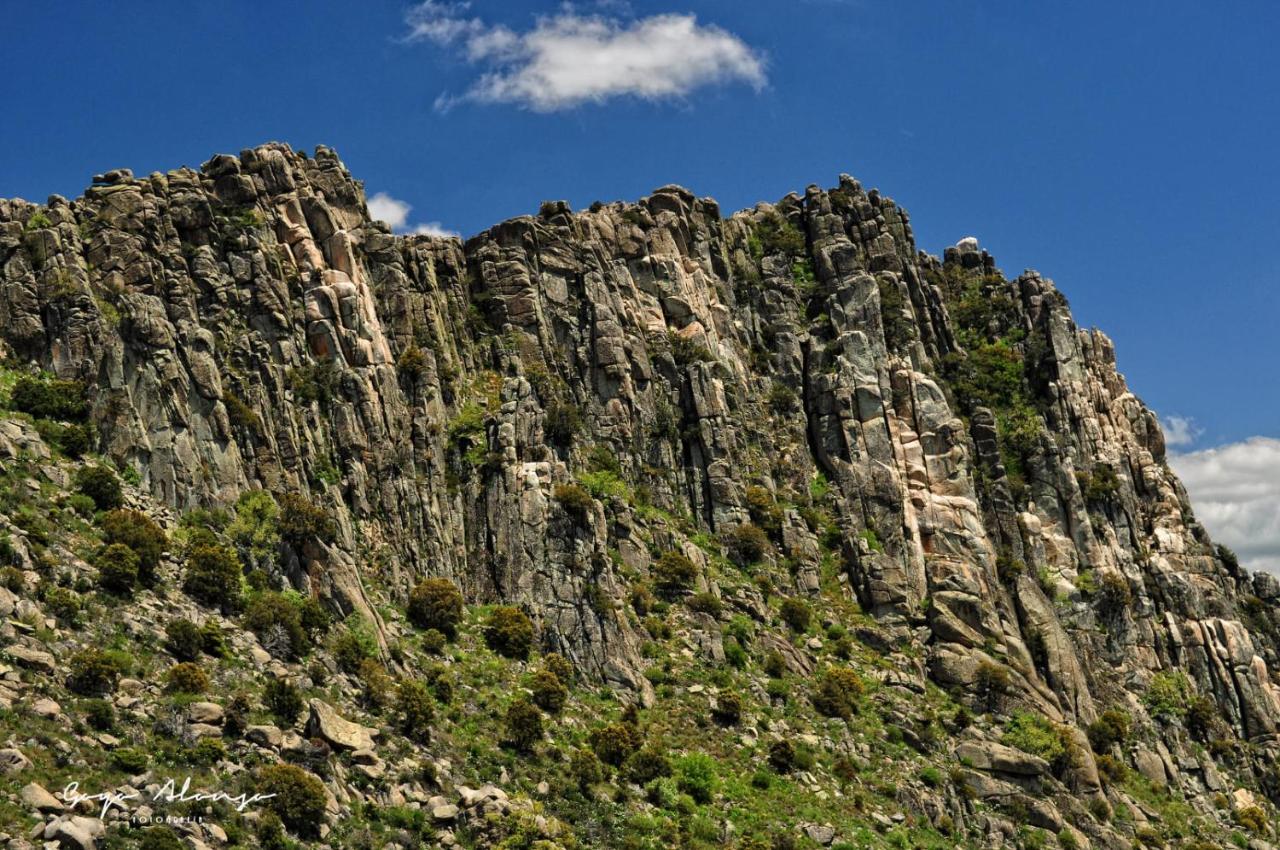 Magnifico Castillo Privado, Elevado En La Roca La Cabrera