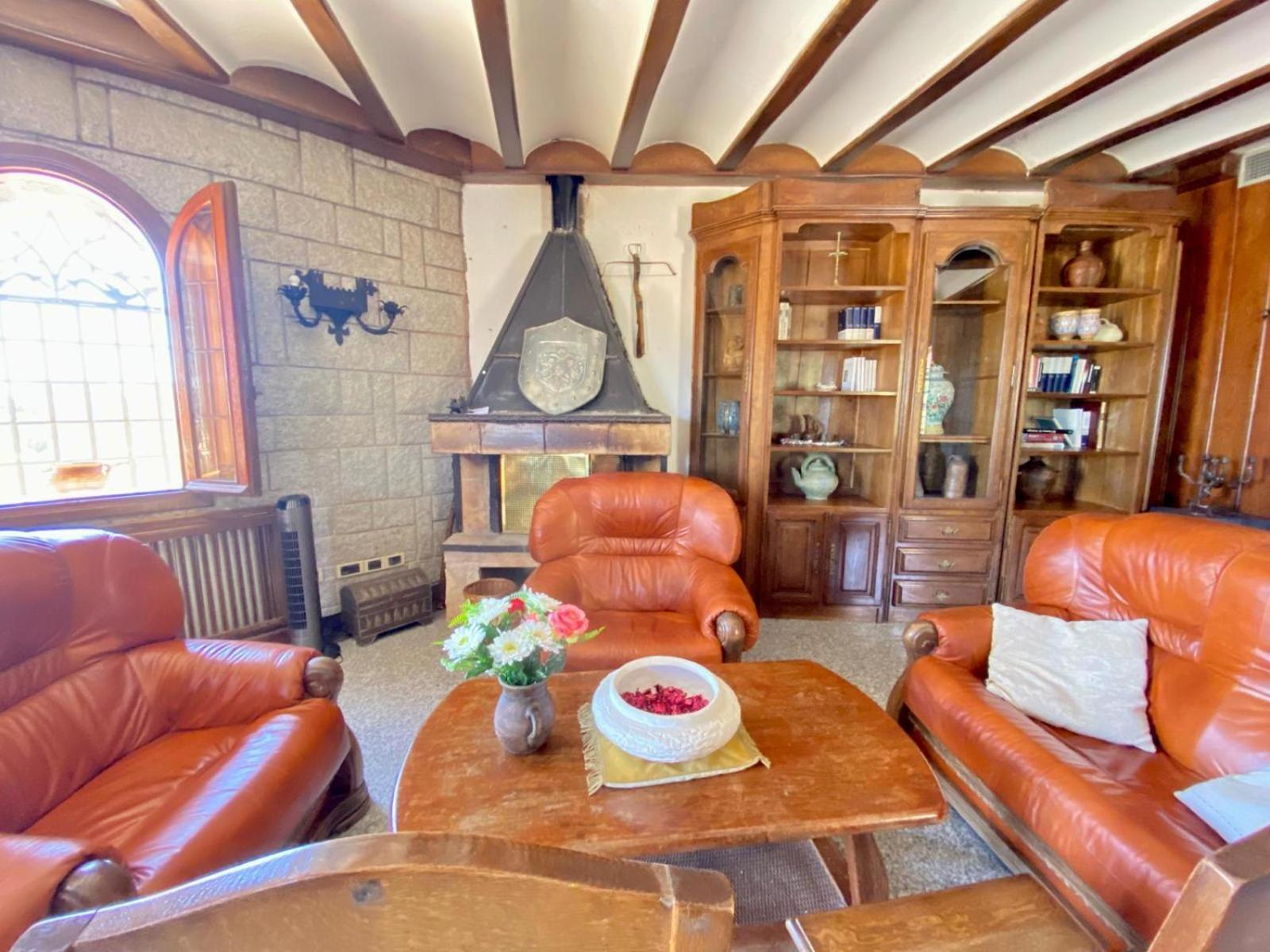 Magnifico Castillo Privado, Elevado En La Roca La Cabrera